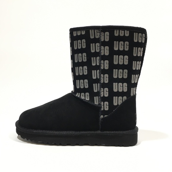 UGG CLASSIC SHORT II UGG LOGO GRAPHIC BOOTS -BLACK SUEDE -WOMEN US 7 -NEW - Picture 4 of 9